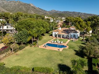 Casa a Puente Romano. Villa clásica mediterránea con elegancia atemporal en marbella