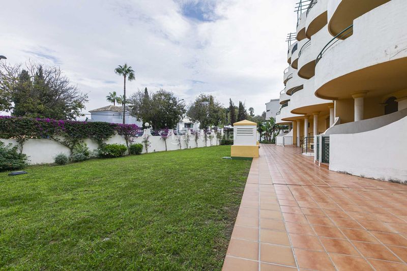 Foto 8cf73e12-6e8d-4200-abdd-196ad3c8dd96. Apartament amb calefacció aparcament piscina a Nueva Andalucía centro Marbella