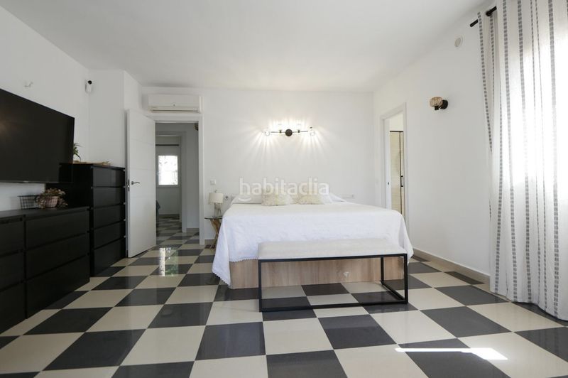 Foto 294985b3-5f9c-4271-bd58-78014fc4f830. Casa amb calefacció aparcament piscina a Elviria Marbella