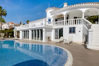 Casa in Elviria. Amplia villa en elviria, marbella con vistas al mar y la montaña