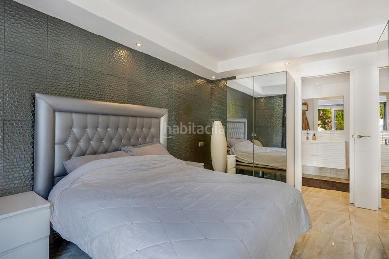 Foto 139a739d-dcd0-48f5-afb5-f3614f71d42b. Casa amb calefacció aparcament piscina a Elviria Marbella