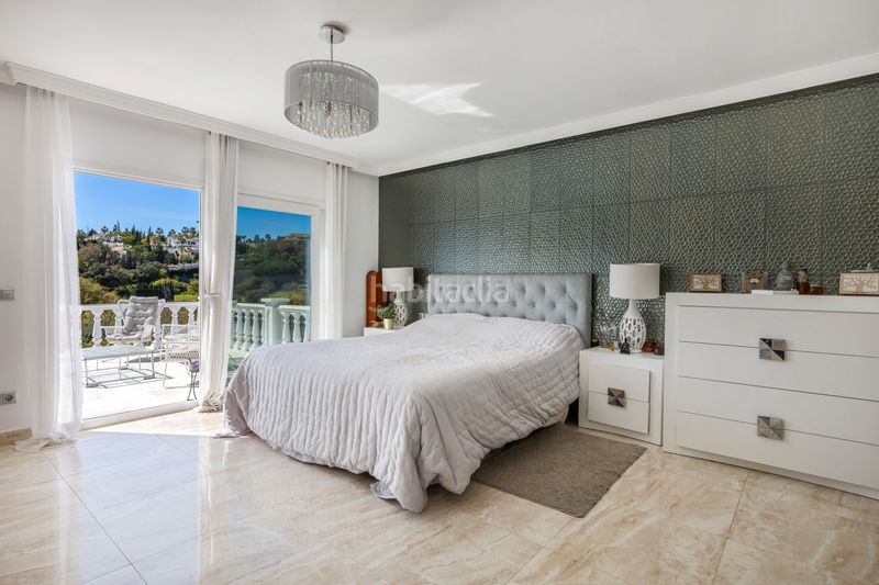 Foto 2616fa02-cc13-4836-be34-ca612f4ba9c9. Casa amb calefacció aparcament piscina a Elviria Marbella