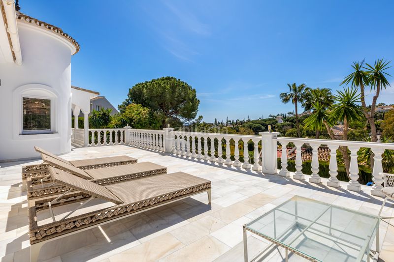 Foto 49b7e93b-7f7b-40ba-9944-175a732dd5ef. Casa amb calefacció aparcament piscina a Elviria Marbella