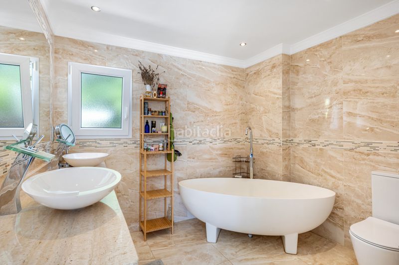Foto 5ca234f4-096f-4682-a645-ef8a153594ed. Casa amb calefacció aparcament piscina a Elviria Marbella