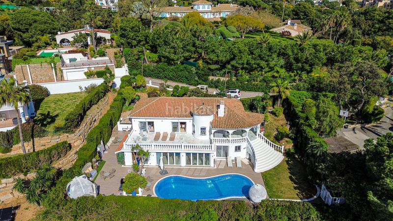 Foto 6a617caf-3bb0-4465-a8eb-b30114dab650. Casa amb calefacció aparcament piscina a Elviria Marbella