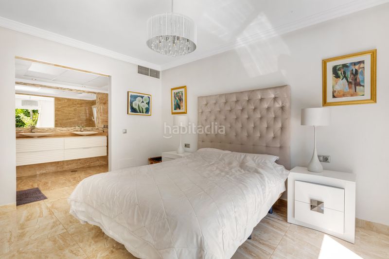 Foto eb452d2d-521f-498b-9c17-2f6b1e17ebf6. Casa amb calefacció aparcament piscina a Elviria Marbella