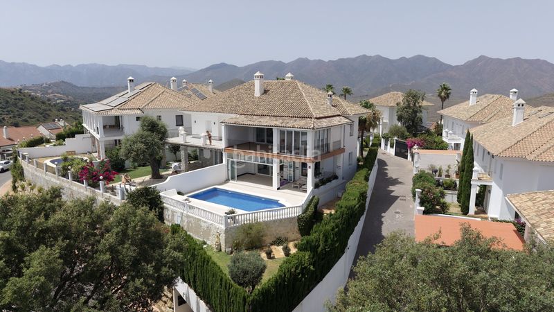 Foto 3f224269-7b49-4a70-95ff-282752630e69. Casa amb calefacció aparcament piscina a Elviria Marbella