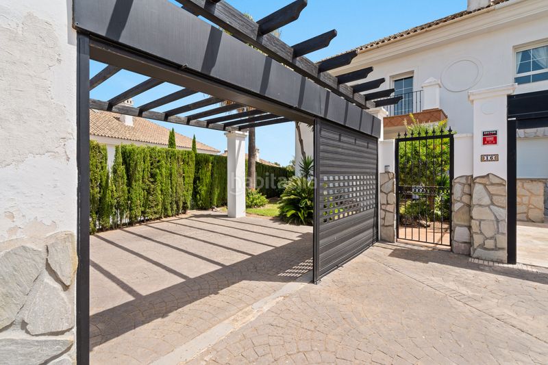 Foto 41573637-f3db-4e72-bf91-4e56495d550c. Casa amb calefacció aparcament piscina a Elviria Marbella