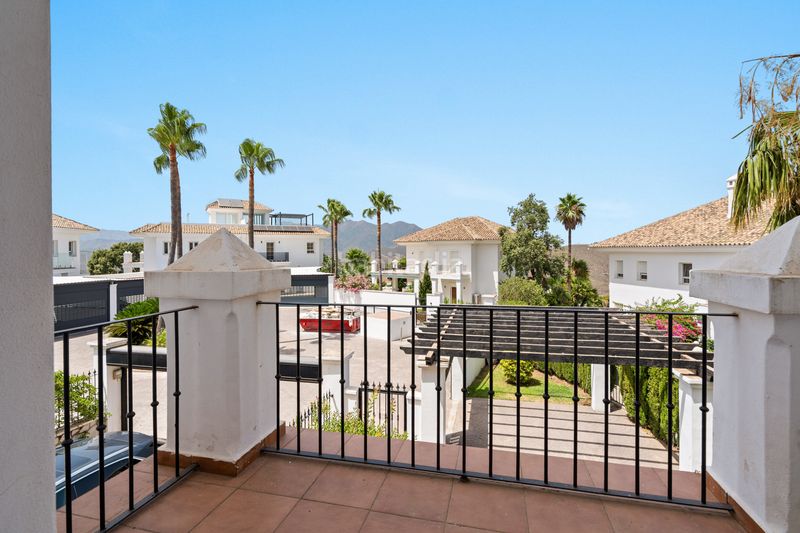 Foto 45d8e22e-1114-4f98-924a-a83c06274d82. Casa amb calefacció aparcament piscina a Elviria Marbella