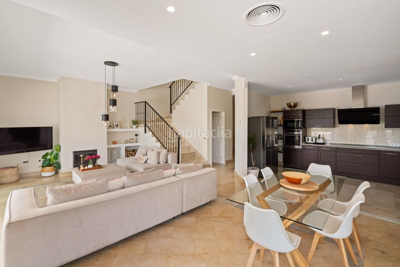 Foto 4b3837f2-3314-4b7a-9c09-561e680d35be. Casa amb calefacció aparcament piscina a Elviria Marbella