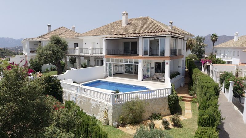 Foto 8273d73c-6e1e-48f9-8587-6ace0fabd29d. Casa amb calefacció aparcament piscina a Elviria Marbella