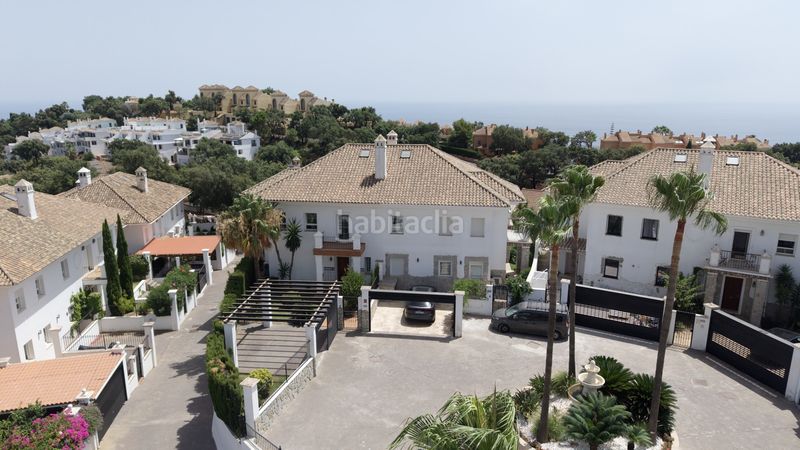 Foto 8bd8117a-188f-45b6-b965-4668e1f21f59. Casa amb calefacció aparcament piscina a Elviria Marbella