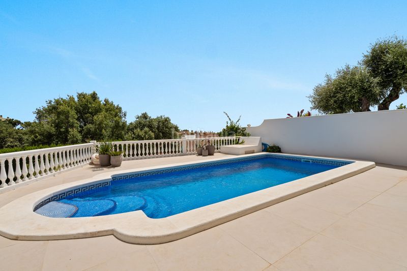 Foto 8be09a8b-6e9e-47db-be85-7caa002f9aa0. Casa amb calefacció aparcament piscina a Elviria Marbella