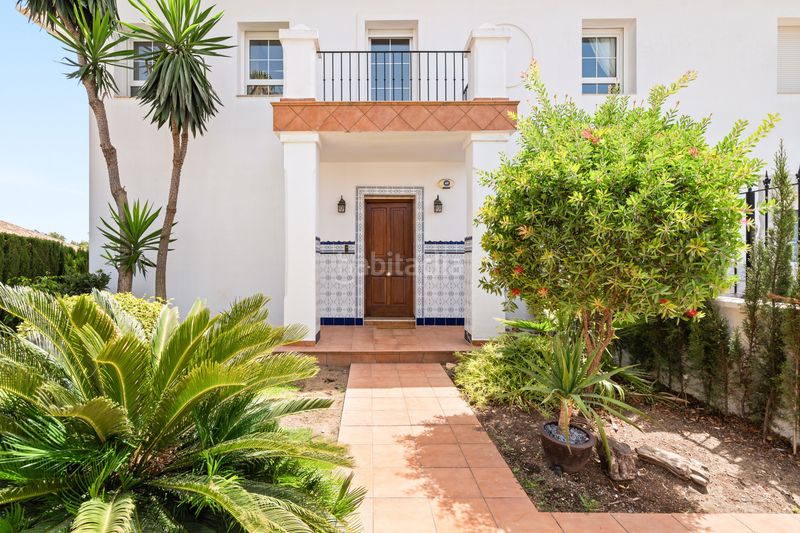 Foto 8ff33cde-a25a-451f-8555-ebf8454c1d19. Casa amb calefacció aparcament piscina a Elviria Marbella