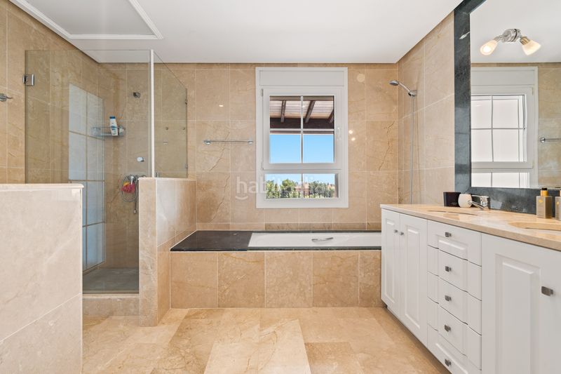 Foto a69b725d-76b2-4c17-925c-223b3ae5e71d. Casa amb calefacció aparcament piscina a Elviria Marbella