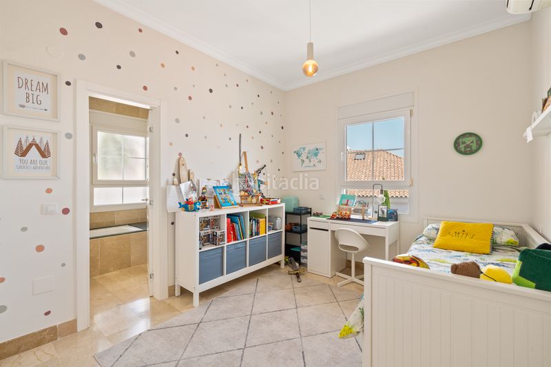 Foto b4277a87-24c5-4487-8d79-557e25bc3f2b. Casa amb calefacció aparcament piscina a Elviria Marbella