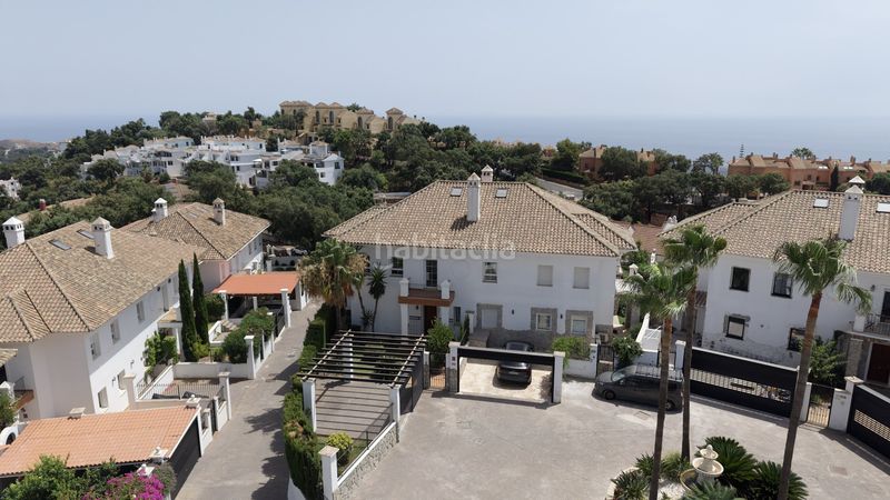 Foto b71a2a62-5768-437f-8b3b-e889cb8825b3. Casa amb calefacció aparcament piscina a Elviria Marbella