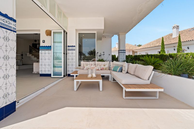 Foto c86dc2f7-bc8a-45df-8fd7-96a704b67aca. Casa amb calefacció aparcament piscina a Elviria Marbella