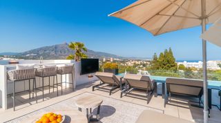 Casa en Nueva Andalucía centro. Villa contemporánea en nueva andalucía