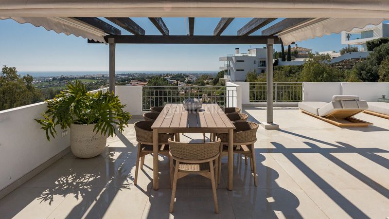 Foto cba32e01-9922-4a26-9d7e-fe334f83b400. Àtic amb aparcament piscina a La Quinta Benahavís