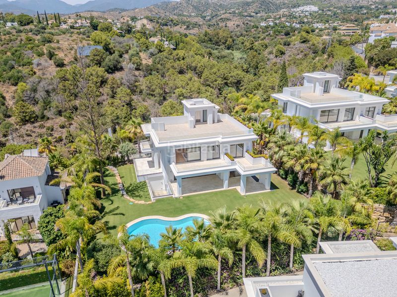 Foto 0d2bfeb7-f626-4dc8-bdeb-b1854c89e0e8. Casa amb aparcament piscina a lomas de Marbella club Marbella