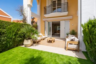 Casa a schiera in Elviria. Casa adosada reformada en primera línea de playa con vistas al m