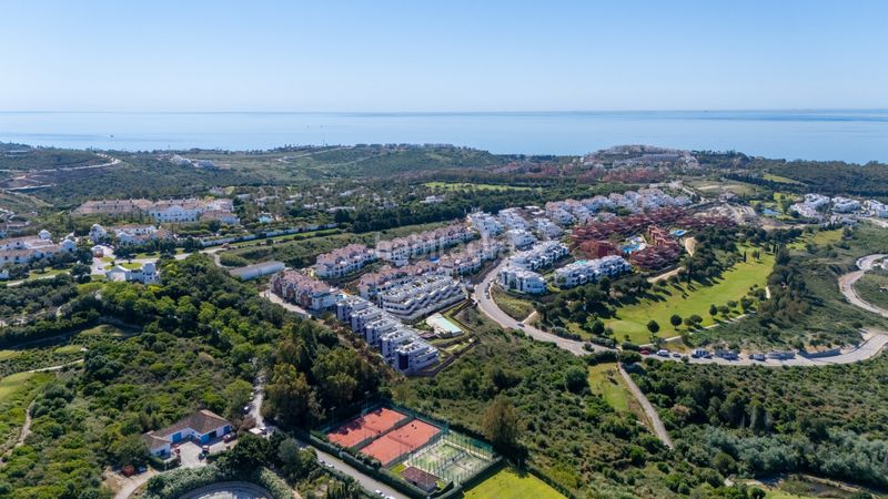 Foto 9f2ef386-da79-4c7f-9f7d-aa78bd784bc6. Apartament amb calefacció aparcament piscina a Casares pueblo Casares