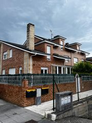 Reihenhaus  Calle tanos 647d. Excepcional chalet adosado en tanos