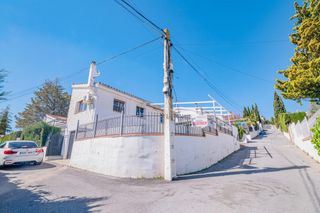 Xalet a Ventas de Huelma. Estupenda casa haciendo esquina en urbanizacion privada