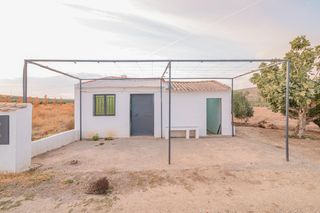 Landgut in Escúzar. Venta de parcela con casita de aperos luz y agua de pozo
