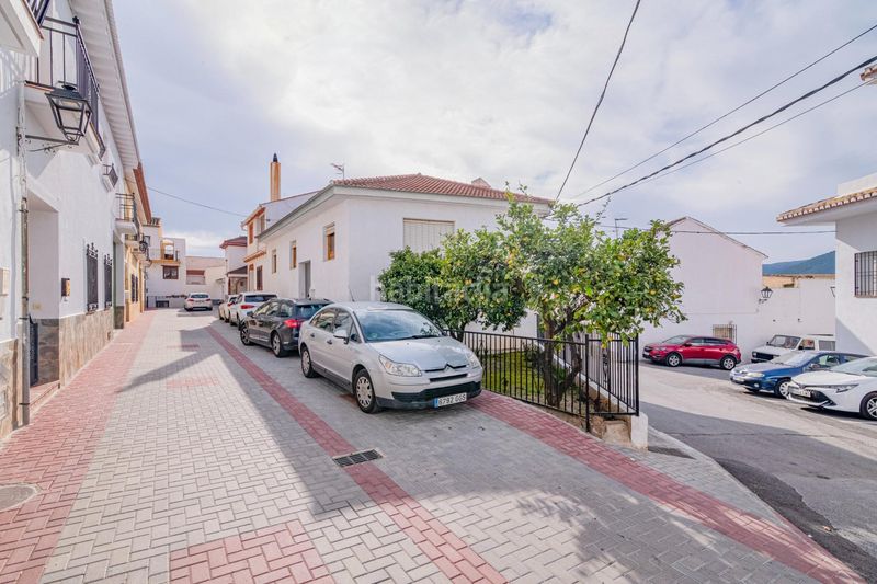 Foto 82e83df3-3947-4bcc-8d70-c6900d26f050. Casa aparellada amb aparcament a Lecrín