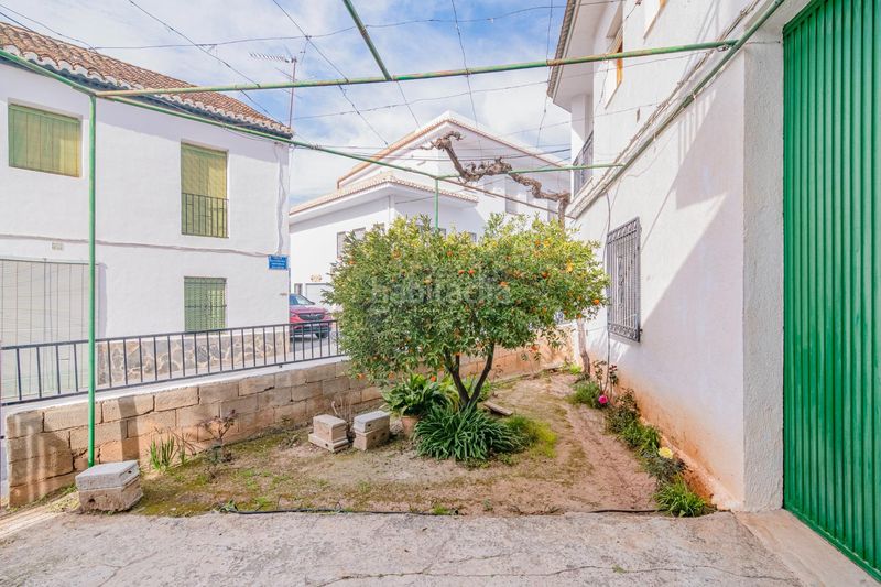 Foto ba8e674a-ac70-46a7-86d3-1613f34d2d54. Casa aparellada amb aparcament a Lecrín
