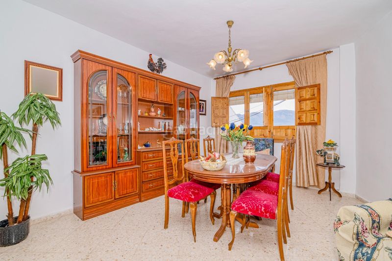 Foto f2b3a829-3d0d-4699-9996-f62dcb3171a1. Casa aparellada amb aparcament a Lecrín