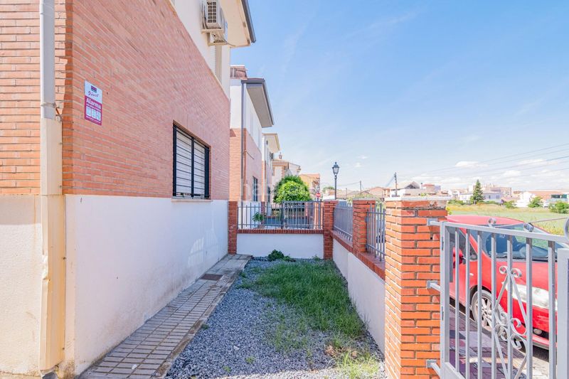 Foto fcea5429-60fd-443e-9417-6e423927c4b9. Casa adossada amb aparcament a Cúllar Vega