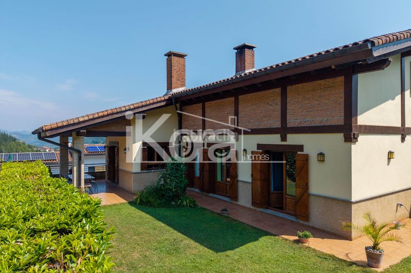 Foto 0792f2b2-506f-499f-bdba-2471b55e2bd5. Casa adossada amb xemeneia calefacció aparcament piscina a Bergara