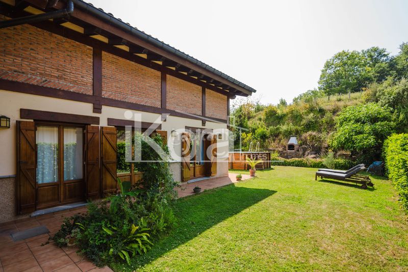 Foto 1523f650-1de6-480e-a285-ceafcf2a9478. Casa adossada amb xemeneia calefacció aparcament piscina a Bergara