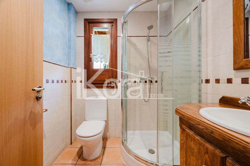 Foto 40a20fe0-7dcc-4a19-a8e5-e3081145d1b5. Casa adossada amb xemeneia calefacció aparcament piscina a Bergara