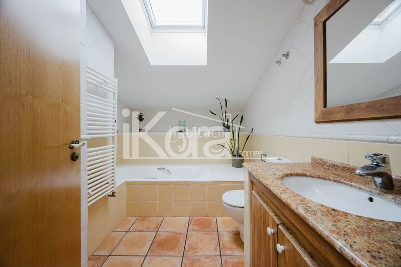 Foto 5232820d-6987-4014-bc50-4b265876227e. Casa adossada amb xemeneia calefacció aparcament piscina a Bergara