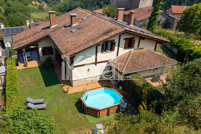 Foto 5609b513-2daf-4f57-b1fa-0a9277f6becc. Casa adossada amb xemeneia calefacció aparcament piscina a Bergara