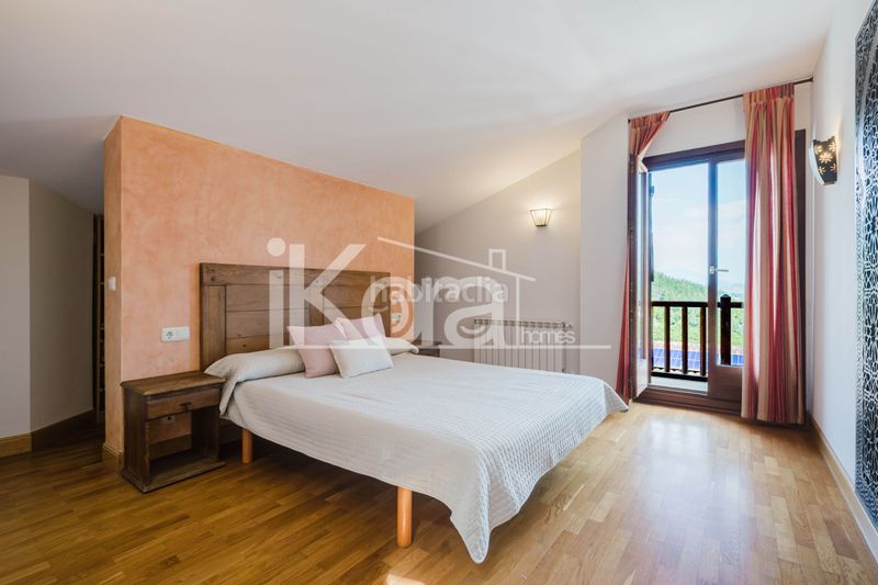 Foto 6e6c2ab8-d166-4117-a527-26ff3c9d0728. Casa adossada amb xemeneia calefacció aparcament piscina a Bergara