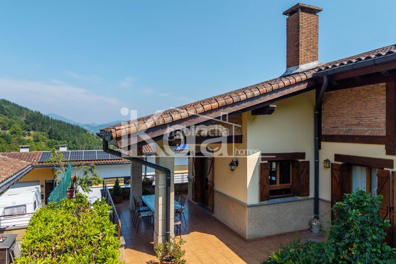 Foto abfb4b01-a705-48ff-b1be-78ffdb6d9f42. Casa adossada amb xemeneia calefacció aparcament piscina a Bergara