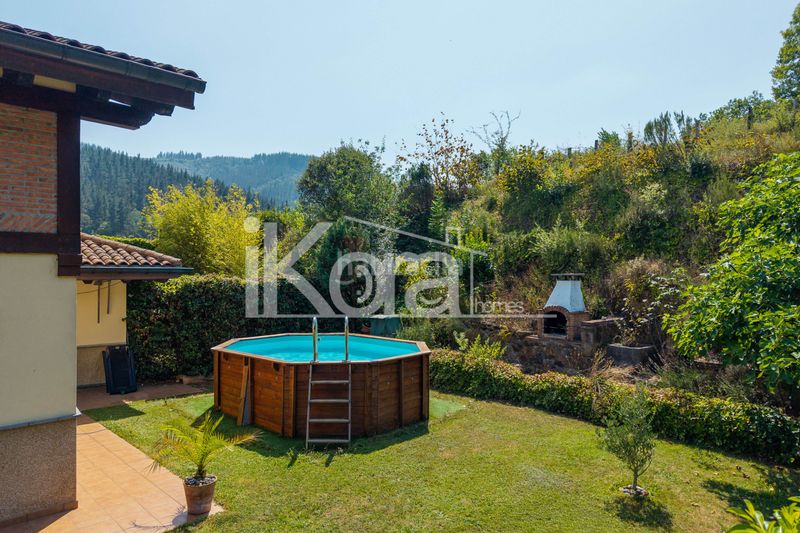 Foto ae9494a3-caff-49da-88b9-74d0e140d567. Casa adossada amb xemeneia calefacció aparcament piscina a Bergara