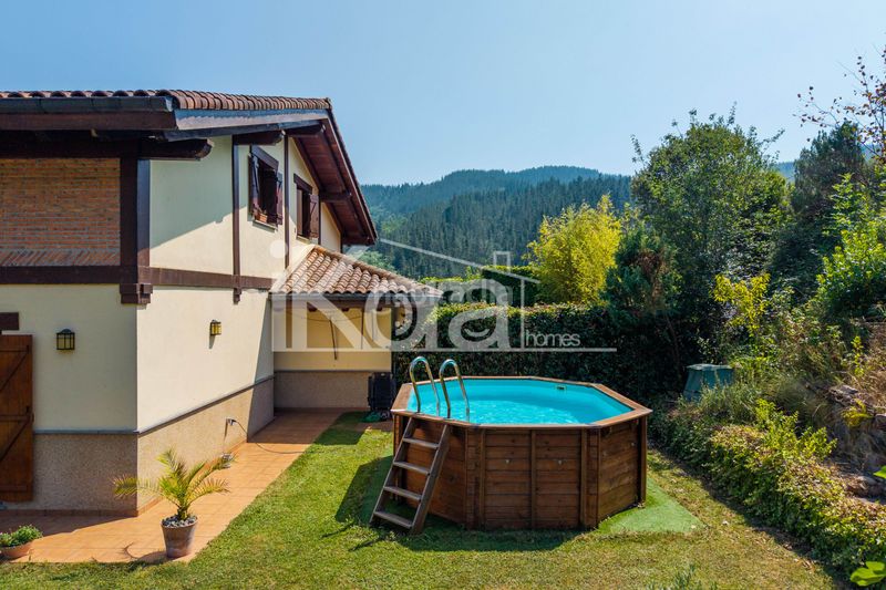 Foto c503cd46-ea08-46a2-ab1d-fae2aae71c4f. Casa adossada amb xemeneia calefacció aparcament piscina a Bergara