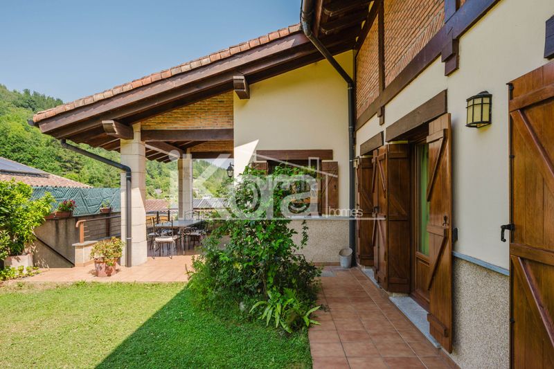 Foto d8a1c4e3-5b8e-4643-bd25-5a532187737f. Casa adossada amb xemeneia calefacció aparcament piscina a Bergara