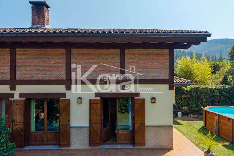 Foto e46f7d34-e81d-482a-81c7-63082d4fa9c8. Casa adossada amb xemeneia calefacció aparcament piscina a Bergara