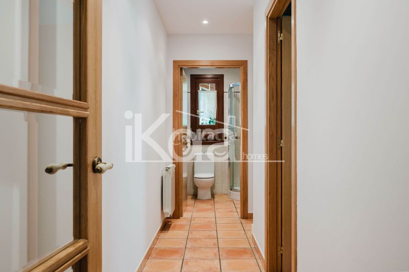 Foto e633f9a0-5cc6-4767-bae0-6f5a9c08d875. Casa adossada amb xemeneia calefacció aparcament piscina a Bergara