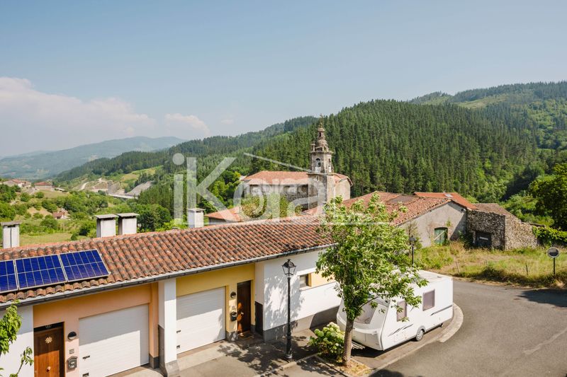 Foto eae8c5e8-d785-4ed4-a255-315c5f670a3c. Casa adossada amb xemeneia calefacció aparcament piscina a Bergara