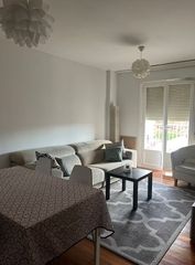 Rent Apartment in De julio urkijo ibilbidea 4. Luminoso apartamento de 3 dormitorios con balcón y fácil acceso
