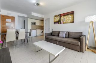 Miete Appartement  Avinguda pere matutes noguera 75. Completamente renovado y localizado en una de las mejores áreas