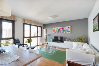 Miete Appartement  Calle escaleras de erletokieta 8. Amplio piso de 3 dormitorios y 2 baños, con cocina totalmente eq
